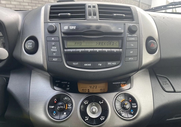 Toyota RAV4 cena 27770 przebieg: 204085, rok produkcji 2009 z Radom małe 232